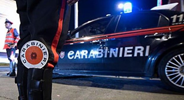 Auto dei carabinieri posizionata a un posto di blocco per controlli anticriminalità