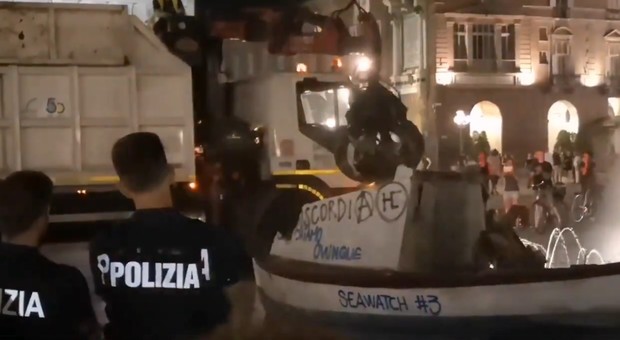 Sea Watch distrutta in piazza: il modellino rimosso dalla nettezza urbana Video