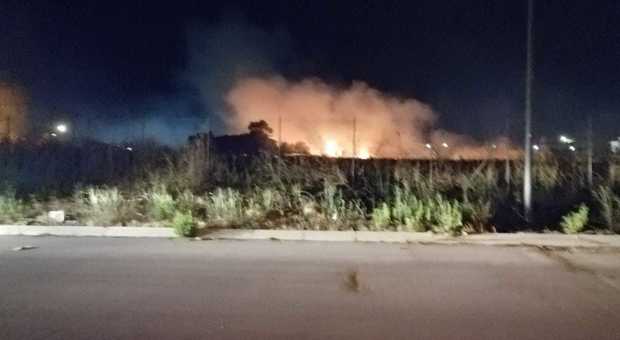 Incendio nella zona industriale a poche ore dall'arrivo del ministro