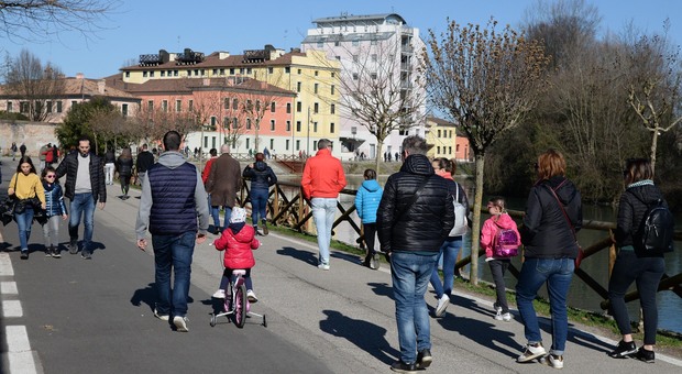 Covid a Treviso, la stretta del sindaco: «Niente mura e Restera camminate nei campi»