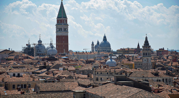 Venezia, i posti letto per i turisti superano il numero di residenti. «Ormai siamo una minoranza»