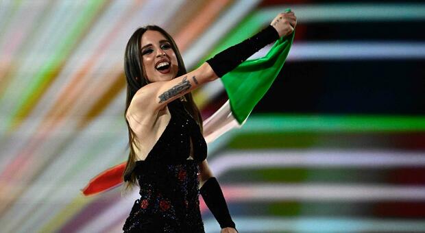 Eurovision, il messaggio "nascosto" di Angelina Mango nella prima passerella. Applausi sui social: «Sei una regina»