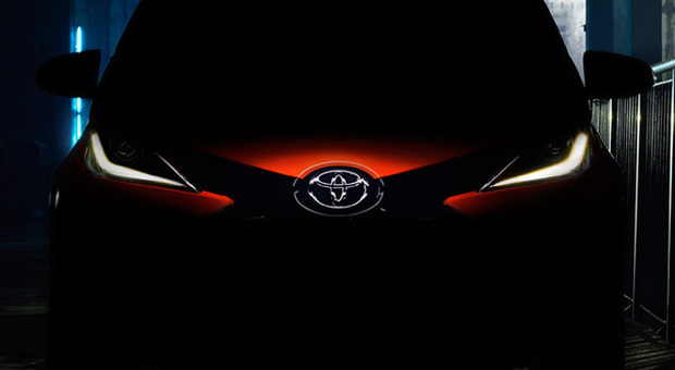 Il frontale ancora seminascosto della seconda generazione di Toyota Aygo