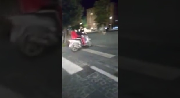 Bambino sfiorato da scooter in corsa: baby gang fuori controllo in piazza Municipio