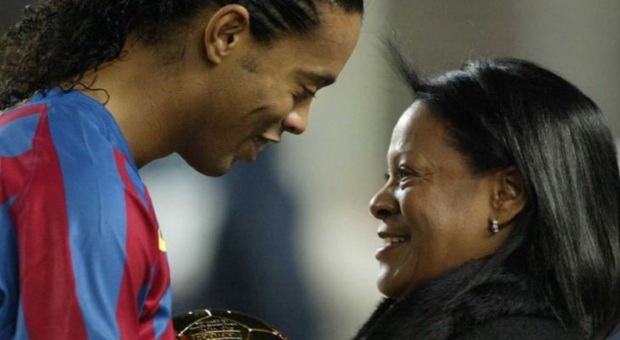 Ronaldinho, morta la madre Miguelina: per mesi aveva combattuto contro il Covid
