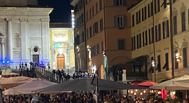 «Non devi parlare con la mia ragazza»: 17enne pestato dal branco in piazza del Papa, quattro denunce