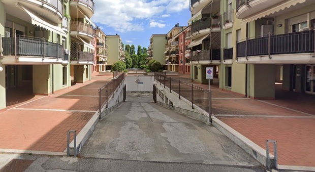 Omicidio a Rimini: donna trovata morta sulla rampa dei garage del condominio