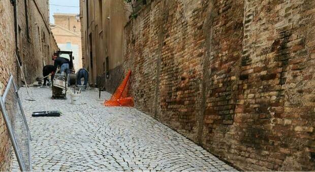 Saltano sampietrini in centro storico a Osimo: lavori per rifare tutto il selciato rotto