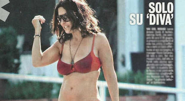 Sabrina Ferilli sirenetta in bikini a Ischia: fisico al top a 50 anni