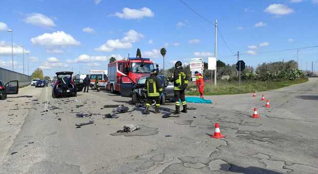 Impatto tra due auto sulla provinciale per Copertino: perde la vita una donna