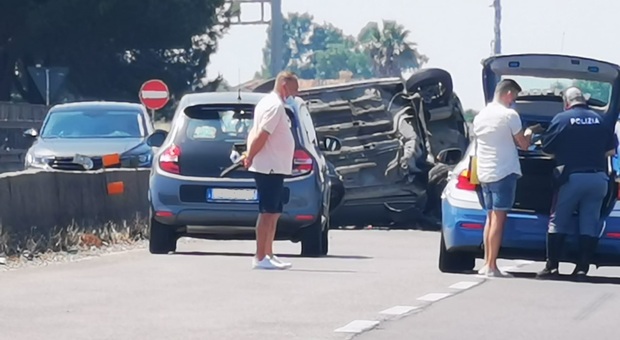 Incidente sulla Pontina al km 54, auto ribaltata e feriti: traffico in tilt verso Roma