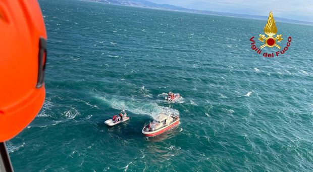 Le ricerche dei soccorritori della barca dei Verongalli naufragata al largo di Monfalcone
