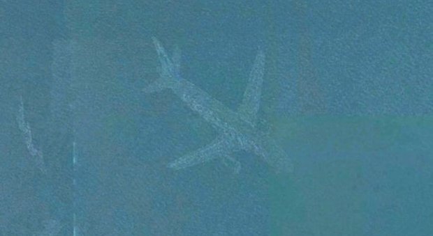 Il mistero dell'aereo sommerso nel lago scoperto su Google Maps: ecco la verità