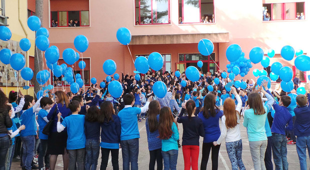 Mille palloncini blu per vincere l'autismo Bambini e docenti insieme a Brindisi