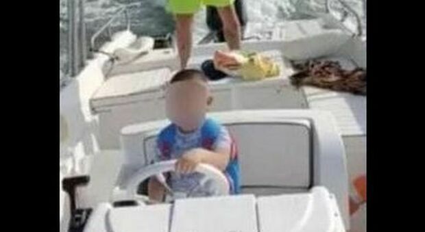 Napoli, bimbo di 5 anni guida il motoscafo, il padre gli urla: «Vai piano». il video diventa virale