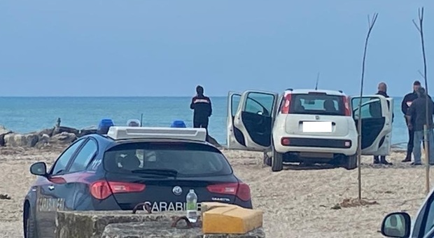 Falconara, cadavere di un uomo trovato in mare: la sua auto in spiaggia con gli sportelli aperti