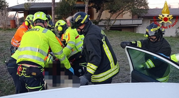 Incidente a Vittorio Veneto. Violento scontro tra due auto, una finisce nel giardino di una casa: quattro feriti, uno grave