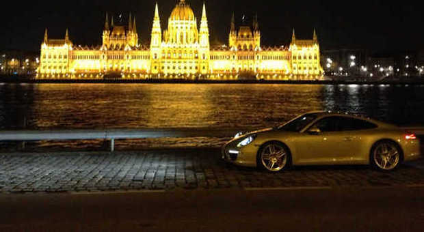 La Porsche 911 s sulle sponde del Danubio