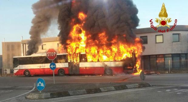 Odore di bruciato, autista fa scendere studenti: bus prende fuoco