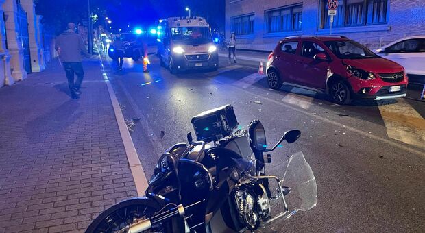 Tamponamento auto-moto nella notte: due donne in ospedale dopo lo schianto