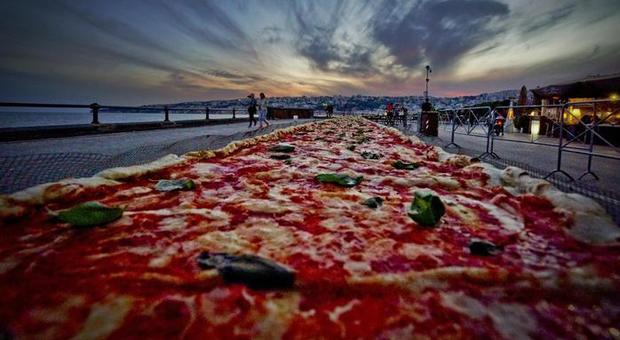 Napoli, la pizza più lunga del mondo entra nel Guinness