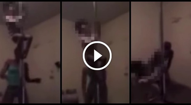 Mamma fa ballare la pole dance alla figlioletta e mette il video sul web: "Arrestatela"