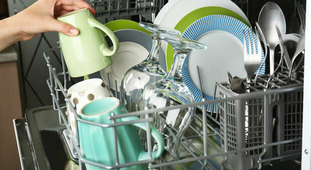 Per risparmiare energia la lavastoviglie va utilizzata a pieno carico e lavaggi a basse temperature ed è meglio asciugare i piatti attraverso la naturale circolazione dell’aria