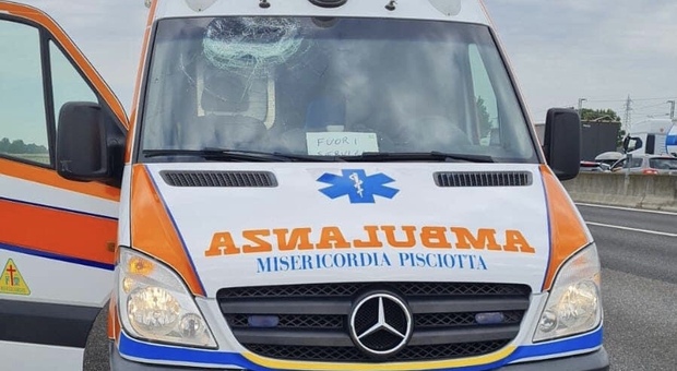 Ambulanza donata dalla Lombardia al Cilento danneggiata con pietra in A1