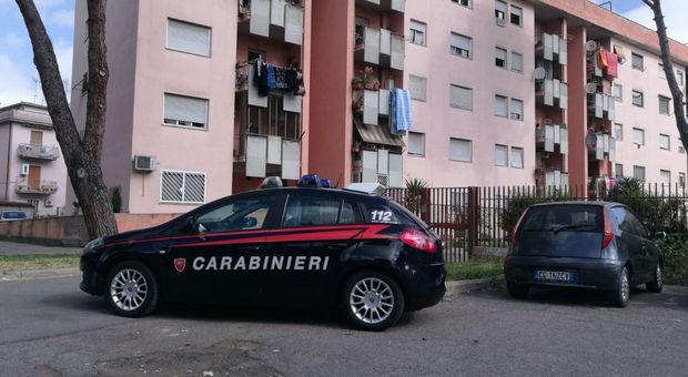 Roma, litigano per le bollette non pagate: 80enne uccide il figliastro a coltellate