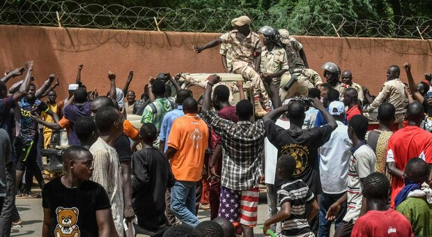 Niger, l'Europa condanna il golpe e blocca gli aiuti: ecco cosa succede adesso