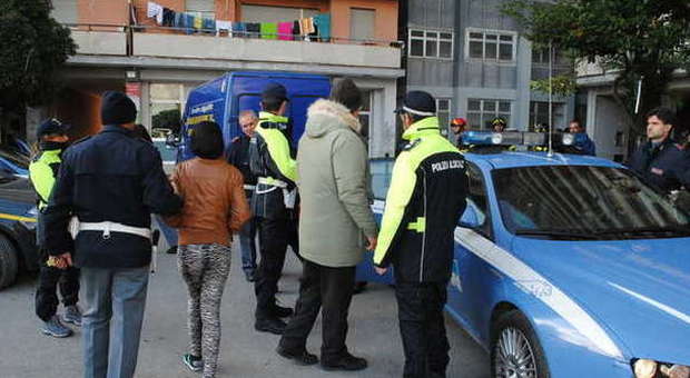 Porto Recanati, blitz all'Hotel House Un arresto, in quattro senza permesso