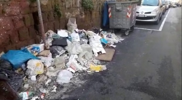Cumuli di rifiuti nel rione Materdei
