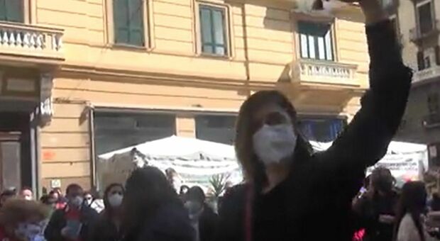 Scuole chiuse a Napoli, protesta delle mamme no Dad coi campanelli