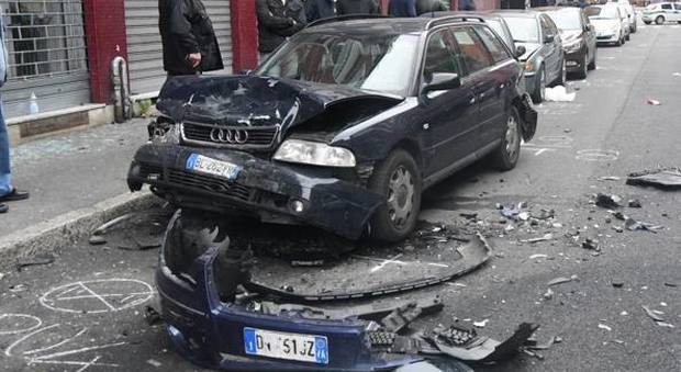 Milano: Sbanda all'alba urtando 9 auto e scappa lasciando l'amico in coma