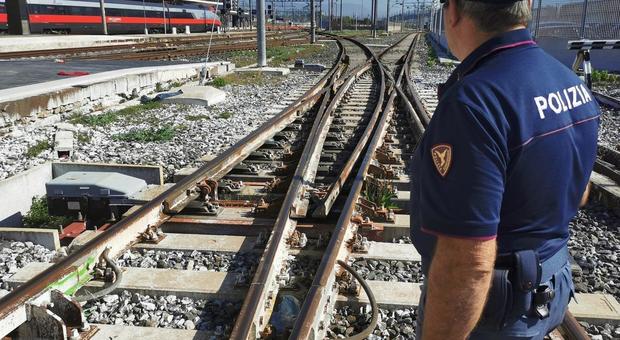 Rubano rotaie e deviatoi ferroviari nella stazione di Caserta: arrestati