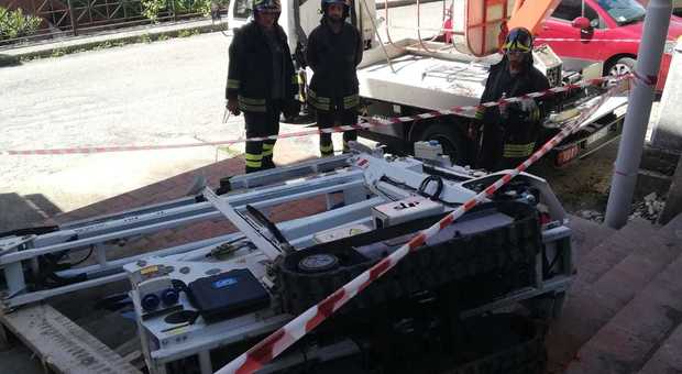 Crolla una piccola gru: feriti due operai nel Salernitano