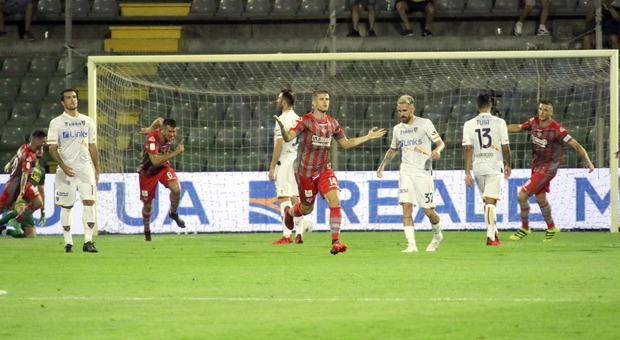 Lecce, notte da incubo: il Var annulla un gol a Olivieri, poi il crollo sotto i colpi della Cremonese/IL FINALE: 3-0