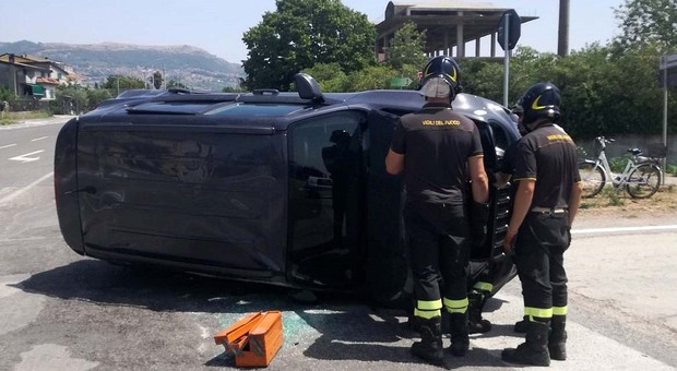 Incidente a Grazzanise, sbanda con l'auto e muore 19 anni sulla tettoia di una casa