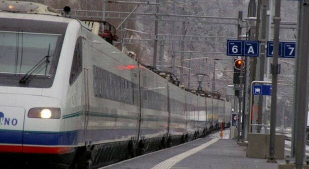 Due treni deragliano in Svizzera: «Vagoni ribaltati, ci sono diversi feriti»