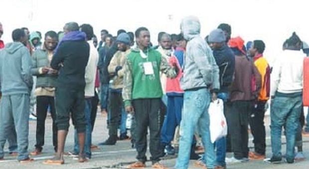 Ottanta migranti tentano la fuga dall'hot spot