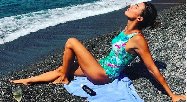 Vacanze, Elisabetta Canalis non ha dubbi: «Non andate all'estero, la costiera amalfitana non ha rivali»