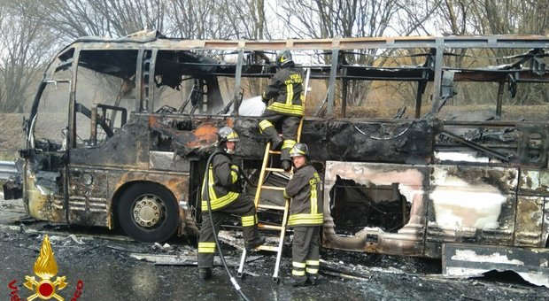L'autobus completamente bruciato sull'A24