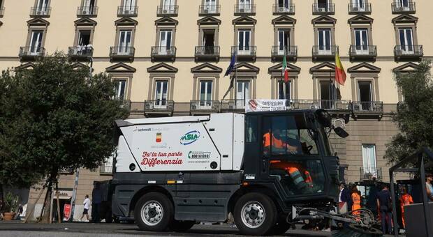 Covid a Napoli, positivi cento dipendenti di Asia: «Raccolta rifiuti a rischio»