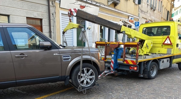 Un'auto rimossa dal carroattrezzi in piazza San Vito a Treviso
