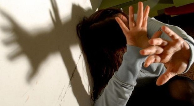 Mamma si distrae, figlia di 10 anni molestata da uno sconosciuto in pieno centro: arrestato un 37enne