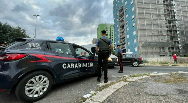 Uomo ferito da colpi d’arma da fuoco a Tor Bella Monaca: indagano i carabinieri