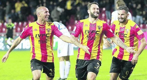 Benevento in fuga, sale la febbre per il derby con la Juve Stabia