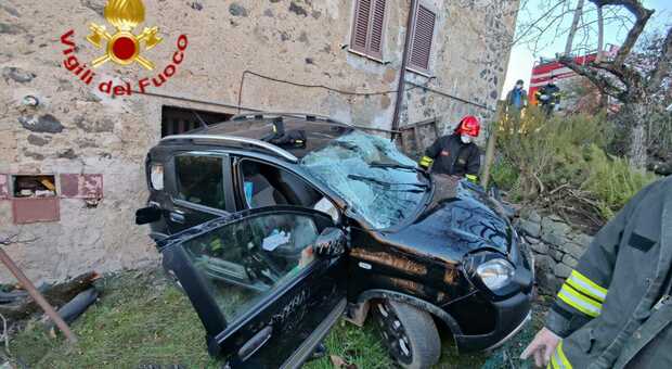 Orvieto, si ribalta con l'auto: anziano ferito