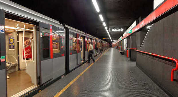 Milano, donna tenta il suicidio sotto la metro: eroe di colore la salva e scappa