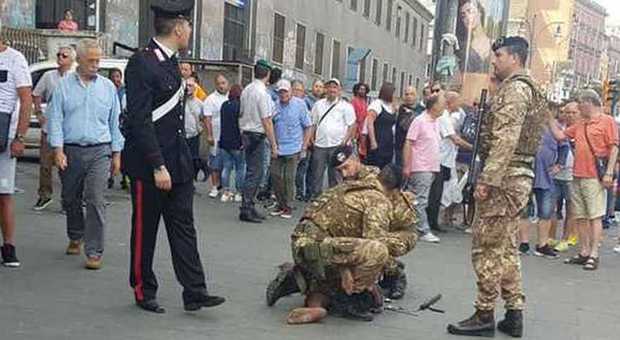 Napoli, terrore in via Foria: africano dà in escandescenze e aggredisce i passanti, bloccato dall'Esercito
